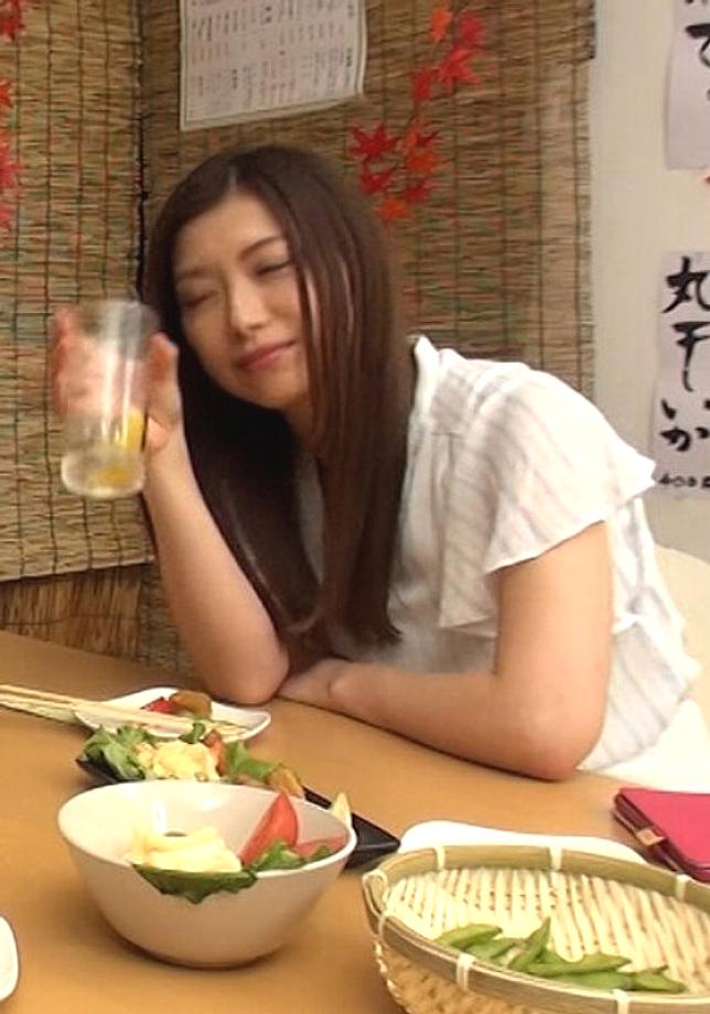 H_1724P009G00008 ฉันปล่อยให้ผู้หญิงอาวุโสที่พลาดรถไฟขบวนสุดท้ายพักที่บ้านของฉัน … ฉันอยากจะทำกับผู้หญิงที่มีอายุมากกว่าเธอ!? ฉันจูบเธออย่างหลงใหลและเลียทั้งร่างกายของเธอ …